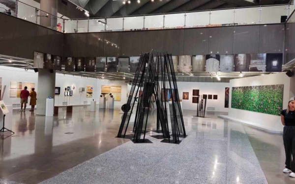 Θεσσαλονίκη: Η υπουργός Πολιτισμού Λίνα Μενδώνη εγκαινίασε την έκθεση του ζεύγους Κατζουράκη στο Τελλόγλειο (βίντεο & φωτ.)