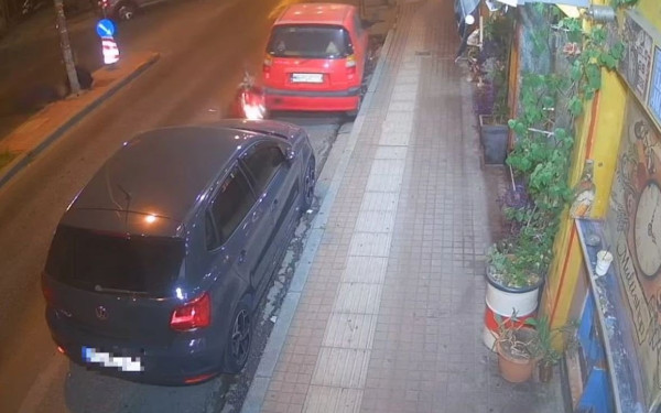 Θεσσαλονίκη: Σοκάρει βίντεο από τροχαίο - Αυτοκίνητο χτυπά και εγκαταλείπει οδηγό μοτοσικλέτας