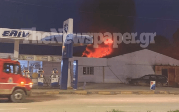 Μεγάλη φωτιά σε αποθήκη στον Βόλο: Κινδυνεύει βενζινάδικο (βίντεο)