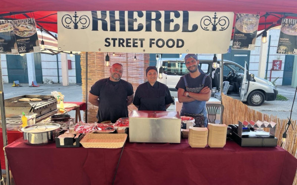  Οι τσιγγάνικες γεύσεις από τον Δενδροπόταμο ταξιδεύουν με καντίνα σε όλη την Ελλάδα 