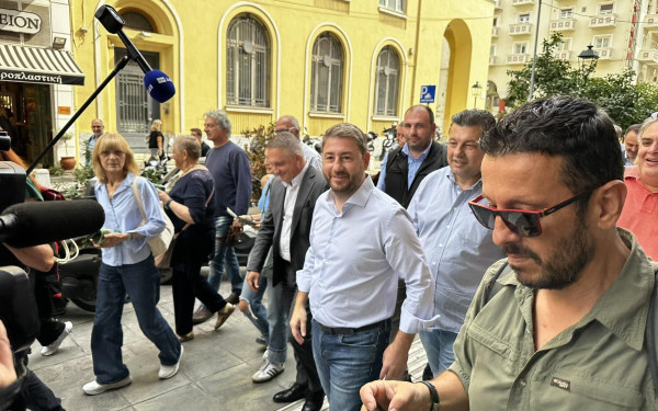 Η βόλτα Ανδρουλάκη στη Θεσσαλονίκη, η στήριξη σε Παπαστεργίου και οι selfies (βίντεο, φωτ.)