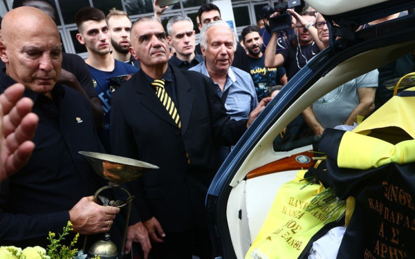 Συγκλονιστική στιγμή στο Παλέ: Τα δάκρυα του Νίκου Γκάλη για τον Γιάννη Ιωαννίδη (βίντεο)