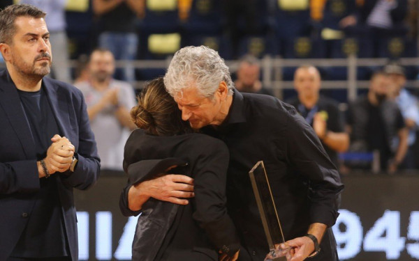 Ράγισαν καρδιές στο Παλέ - Τιμήθηκε η κόρη του Γιάννη Ιωαννίδη (βίντεο)