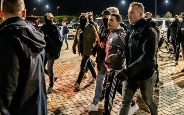 Ένταση μεταξύ Πολωνίας και Ολλανδίας για όσα έγιναν στον αγώνα Άλκμααρ - Λέγκια (βίντεο)