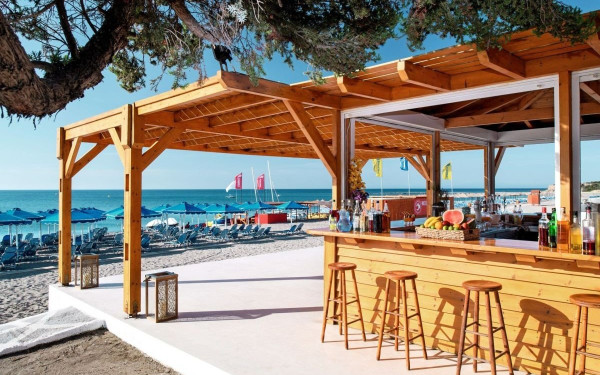 Έφοδος της οικονομικής αστυνομίας σε 23 beach bar, καφέ και εστιατόρια σε Αθήνα, Σαντορίνη Καβάλα και Θάσο