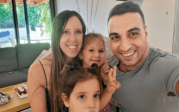 Πόλεμος στο Ισραήλ: Το δράμα ενός πατέρα, αγνοείται η γυναίκα και οι κόρες του - «Οι τρομοκράτες της Χαμάς μπήκαν σπίτι μας»