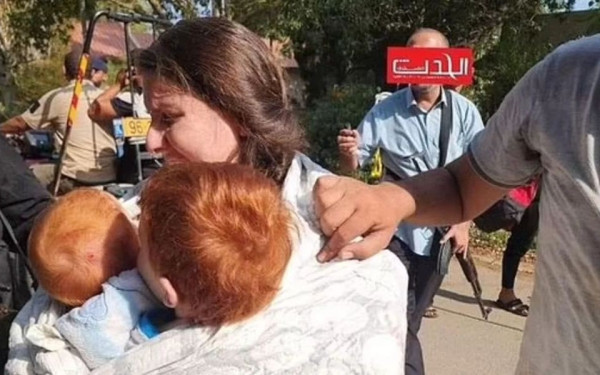 Bίντεο που κόβει στην ανάσα: Άνδρες της Χαμάς απαγάγουν ισραηλινή μητέρα και τους δύο γιους της