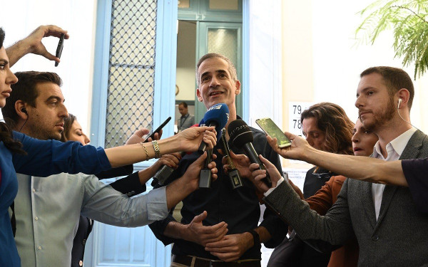 Ψήφισε ο Κώστας Μπακογιάννης - «Ψηφίζουμε για το σπίτι μας, ψηφίζουμε για τη γειτονιά μας»