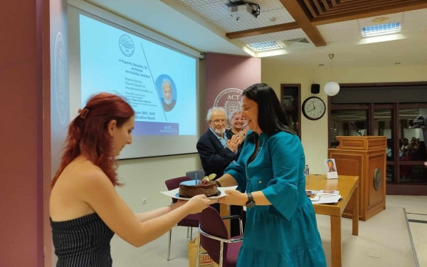  Θεσσαλονίκη: Ο Π. Σφυρίδης γιόρτασε τα 90ά γενέθλιά του στο σχολείο του, το Κολλέγιο Ανατόλια (φωτ.)