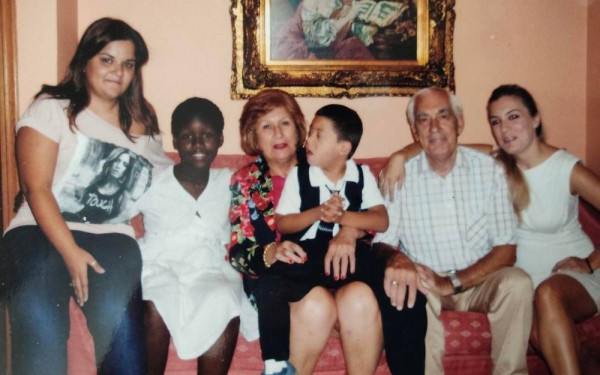 Άνοιξε το σπίτι της στα παιδιά των ιδρυμάτων: Ανάδοχη μητέρα σε πέντε, υιοθέτησε ένα κι ανέλαβε ένα ακόμα με αναπηρίες