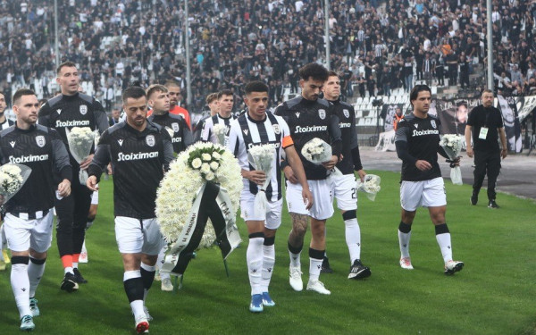 «Aδέρφια ζείτε»: Οι φίλοι του ΠΑΟΚ δεν ξέχασαν τα αδικοχαμένα «αετόπουλα» (βίντεο)