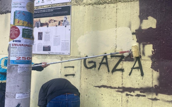 Θεσσαλονίκη: Επιδιορθώνεται η τοιχογραφία για το Ολοκαύτωμα μετά τους βανδαλισμούς (βίντεο, φωτ.)