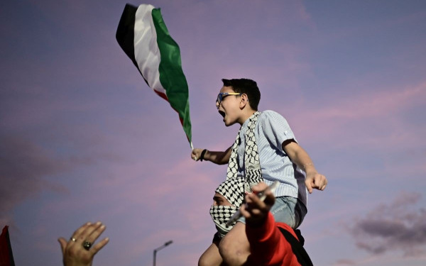 «Λευτεριά στην Παλαιστίνη»: Χιλιάδες στην πορεία προς την πρεσβεία του Ισραήλ (βίντεο & φωτ.)