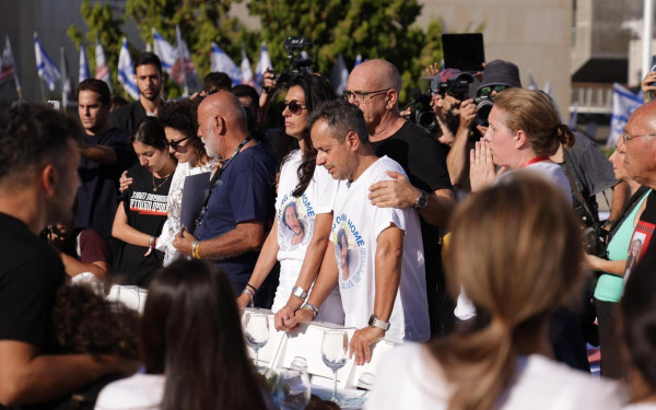 Ισραήλ: Άδειο τραπέζι με 200 καρέκλες για τους αγνοούμενους στο Τελ Αβίβ (βίντεο, φωτ.)