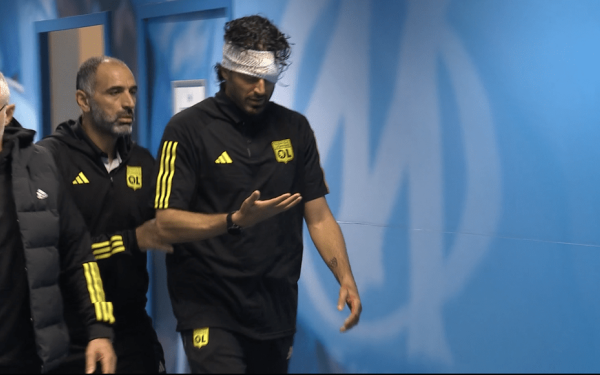 Γαλλία: Επίθεση με πέτρες στο λεωφορείο της Λιόν από χούλιγκαν της Μαρσέιγ - Αιμόφυρτος ο προπονητής Φάμπιο Γκρόσο (βίντεο)