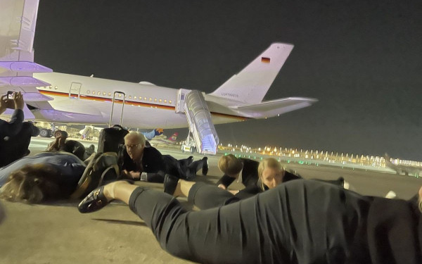 Ισραήλ: Η στιγμή που η Χαμάς επιχειρεί να ρίξει το αεροπλάνο του Σολτς - Σώθηκαν χάρη στο Iron Dome (βίντεο, φωτ.)