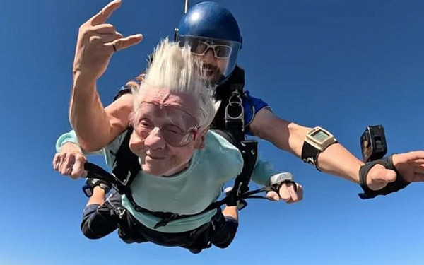 Πέθανε η γιαγιά που στα 104 της έκανε ελεύθερη πτώση με αλεξίπτωτο