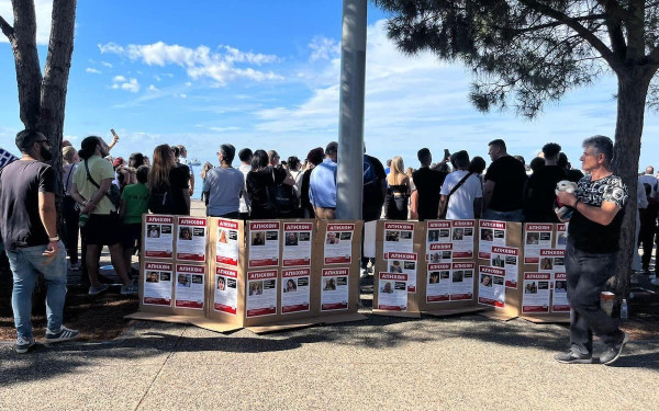 Θεσσαλονίκη: Ισραηλινοί σήκωσαν πλακάτ με τις φωτογραφίες των απαχθέντων στη Γάζα