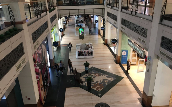 Έκλεψε ρούχα, τα φόρεσε και παρίστανε την κούκλα σε βιτρίνα για να ξεγελάσει τους φύλακες (φωτ.)