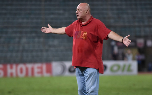 Ο Αχιλλέας Μπέος έγινε ο πρώτος δήμαρχος που μπήκε στον αγωνιστικό χώρο και δέχτηκε κίτρινη κάρτα (βίντεο)