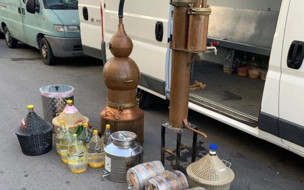 Θεσσαλονίκη: Μετέτρεψαν το σπίτι τους σε αποστακτήριο ποτών και αποθήκη λαθραίων τσιγάρων (φωτ.)