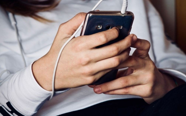 Σχέδιο απαγόρευσης των social media σε παιδιά κάτω των 15 ετών και στην Ελλάδα; (βίντεο)