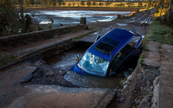 Ηνωμένο Βασίλειο: 5 νεκροί και εκατοντάδες άστεγοι από την καταιγίδα Babet (βίντεο & φωτ.)