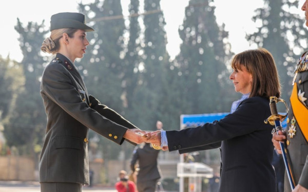 Κατερίνα Σακελλαροπούλου: Επέδωσε τα ξίφη σε νέους αξιωματικούς στη Θεσσαλονίκη