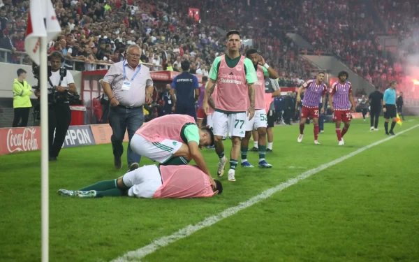 Συνελήφθη ο οπαδός που πέταξε την κροτίδα στο ντέρμπι Ολυμπιακός - Παναθηναϊκός (βίντεο)