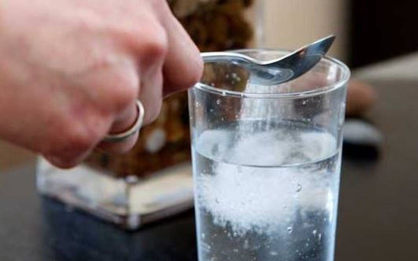 Οι γαργάρες με αλατόνερο μπορεί να βοηθήσουν στην πρόληψη της νοσηλείας για Covid-19