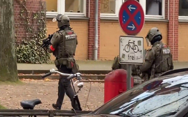 Αμβούργο: Αναφορές για οπλισμένους μαθητές που οχυρώθηκαν σε σχολείο