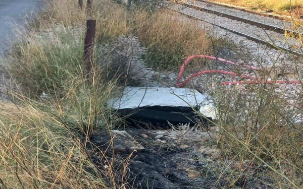 ΟΣΕ: Νέα δολιοφθορά σε βάρος του σιδηρόδρομου- έσπασαν φρεάτιο και έκαψαν καλώδια