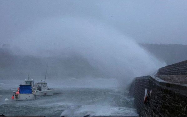 Γαλλία: Ένας νεκρός από το σαρωτικό πέρασμα της καταιγίδας «Ciaran» - «Μείνετε στο σπίτι» (βίντεο)