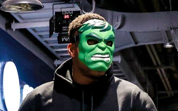 Στο πνεύμα του Halloween: Ο Αντετοκούνμπο εμφανίστηκε ως Χαλκ στη συνέντευξη Τύπου (βίντεο)