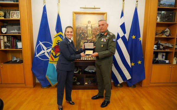 ΓΕΕΘΑ: Βράβευση της Ελληνίδας αξιωματικού που έσωσε άτομο σε επιληπτική κρίση στις ΗΠΑ