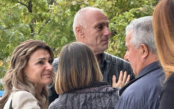 Δίκη για παράσυρση Έμμας: Με δάκρυα στα μάτια οι γονείς στα δικαστήρια (φωτ.)