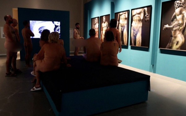 Βαρκελώνη: Επισκέπτες μουσείου πέταξαν τα ρούχα τους για να νιώσουν πιο κοντά στα γυμνά εκθέματα - Δείτε βίντεο