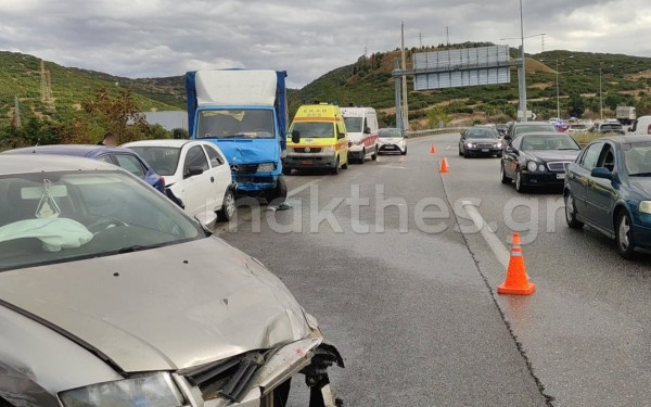Θεσσαλονίκη: Σοβαρός τραυματισμός γυναίκας σε καραμπόλα με επτά οχήματα στην Περιφερειακή οδό - Κινδυνεύει με ακρωτηριασμό (φωτ.)