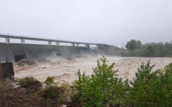 Ιταλία: 1 αγνοούμενος και ζημιές σε γέφυρες από την κακοκαιρία (βίντεο & φωτ.)