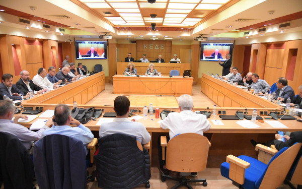 Στη «μέγγενη» των μνημονίων παραμένουν οι δήμοι - Ούτε ευρώ στα ταμεία τους από τις αυξήσεις των βασικών φόρων