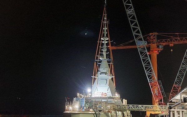 Φρεγάτα «Κίμων»:  Τοποθέτηση ιστού PSIM στο τελευταίο απόκτημα του Πολεμικού Ναυτικού (φωτ.)