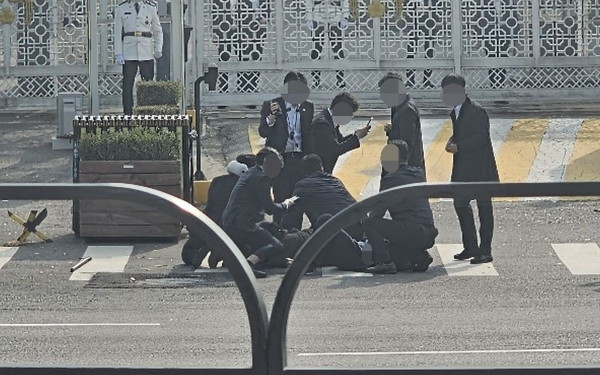 Ν. Κορέα: Άνδρας μαχαίρωσε δύο αστυνομικούς έξω από το γραφείο του προέδρου