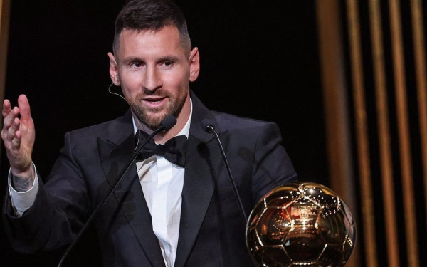 Ο Λιονέλ Μέσι κατέκτησε για όγδοη φορά τη «Χρυσή Μπάλα» (βίντεο)