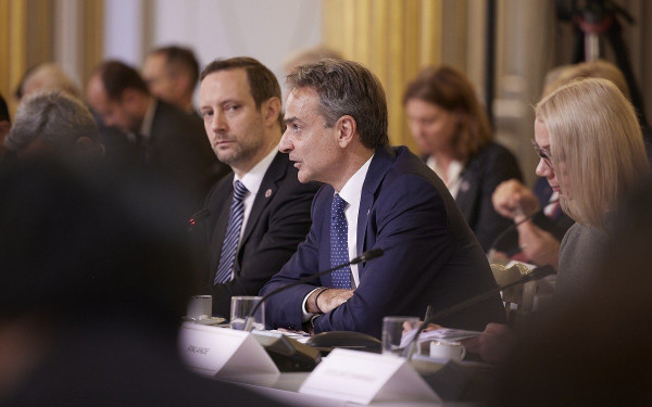 Μητσοτάκης από Γαλλία: «Η ύπαρξη παλαιστινιακού κράτους αποτελεί προϋπόθεση για την ειρήνη»