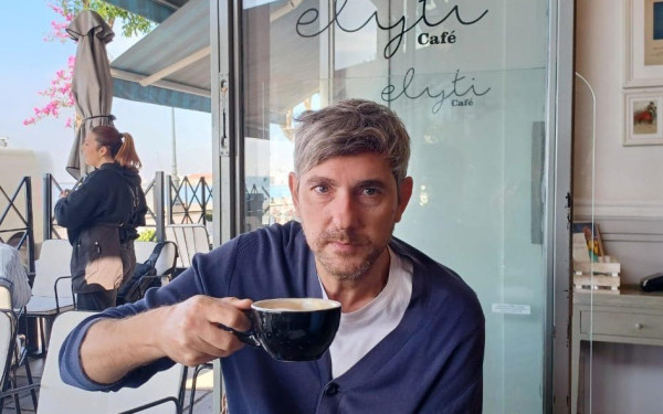 Πρωινός καφές με τον Θεσσαλονικιό τραγουδοποιό Γιώργο Μπέγκα (βίντεο)