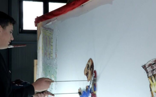 Θεσσαλονίκη: 16χρονος καραγκιοζοπαίχτης «κλέβει» τις εντυπώσεις (βίντεο)