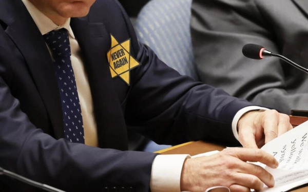 ΟΗΕ: Ο πρεσβευτής του Ισραήλ φόρεσε το κίτρινο αστέρι - «Θα το φοράμε μέχρι να καταδικάσετε τις θηριωδίες της Χαμάς»