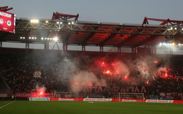 Η Θύρα 7 του Ολυμπιακού απειλεί: «Θα μπούμε στη Βουλή»