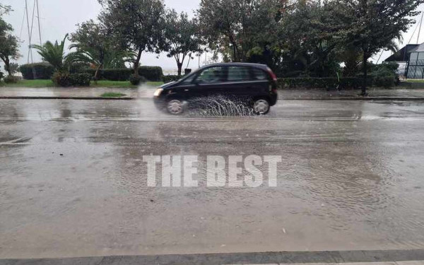 Πάτρα: Στη δίνη κακοκαιρίας η πόλη - Γυναίκα εγκλωβίστηκε στο όχημά της (βίντεο)