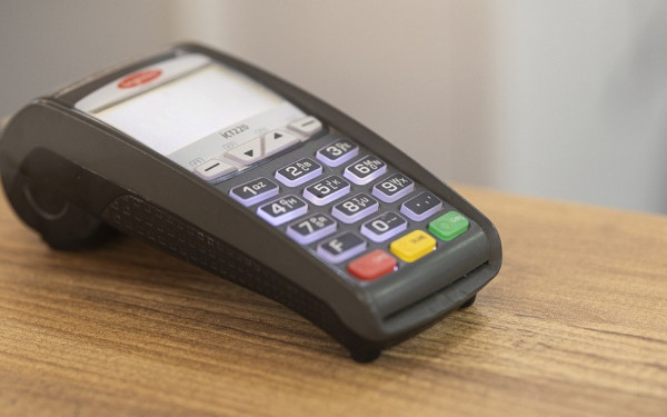 Θεσσαλονίκη: Πελάτης βενζινάδικου πλήρωνε με κάρτα και ο υπάλληλος τη χρέωνε επιπλέον για λογαριασμό του